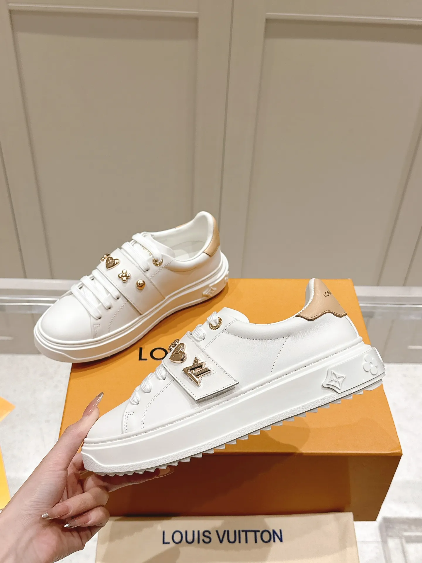 👟👟Ex-factory price 560👟👟 LV new white shoes, four-leaf clover🍀sunflower🌞 charm, add naughty and lively color to simple white shoes, easy to wear and durable, code number: 35+40 (41 customized)